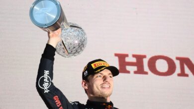 Verstappen wins chaotically, short Japan in rain to win title