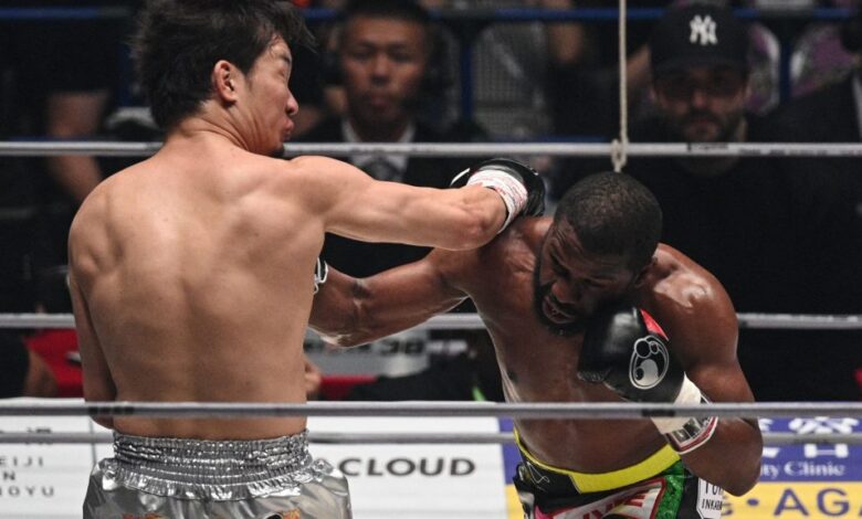 Image: Floyd Mayweather knocks out Mikuru Asakura in the exhibition