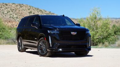 GM rides full-size pickups, luxury SUVs to beat big sales