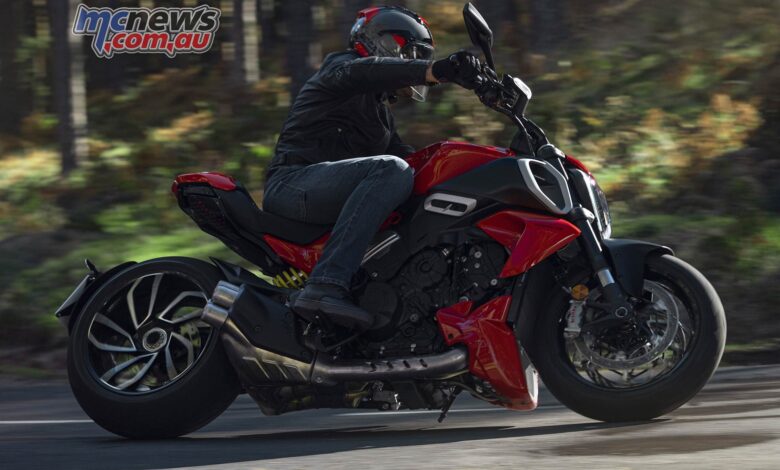 Ducati Diavel V4 - More cylinders, more power, lighter