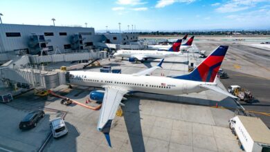 Delta pilots begin voting on permitting strike