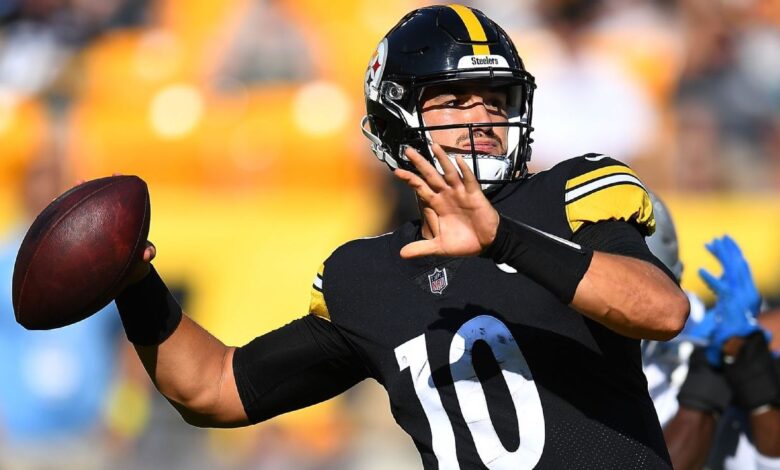 Pittsburgh Steelers rookie Kenny Pickett replaces Mitch Trubisky at QB to start second half