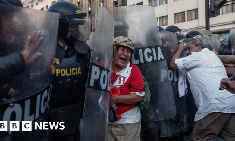 Peru: Police clash with protesters in the capital Lima
