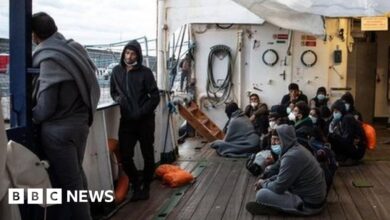 Deadlock as Italy stops male migrants from getting off lifeboats