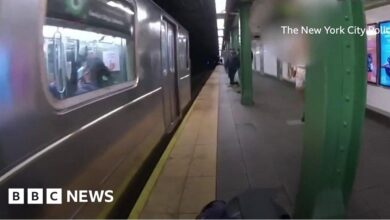 New York: Man rescued seconds before train arrives