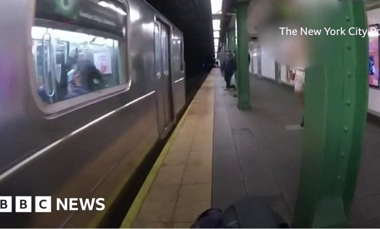 New York: Man rescued seconds before train arrives