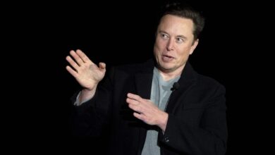 Musk's Twitter Slides Say 'We're Hiring' After Job Cuts