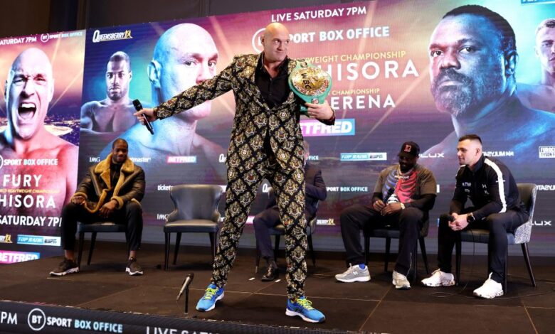 Tyson Fury shows best in ugly fight with Derek Chisora