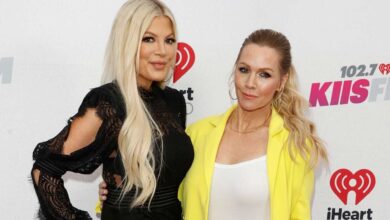 Tori Spelling reunites with Jennie Garth & Lindsay Price to recreate 'Beverly Hills, 90210' scene