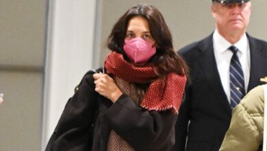 Katie Holmes wears trendy skinny jeans to the airport