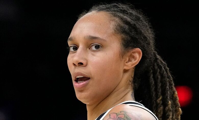Brittney Griner practicing light basketball, the first move is a pitch