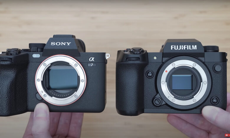Compare Sony a7 IV and Fujifilm X-H2 . mirrorless cameras