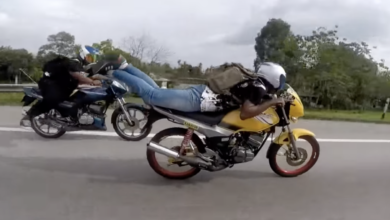 Biker Singapore rides "Superman" on Malaysian road