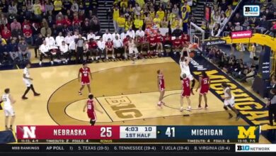 Hunter Dickinson throws down a massive dunk to extend Michigan