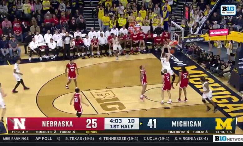 Hunter Dickinson throws down a massive dunk to extend Michigan