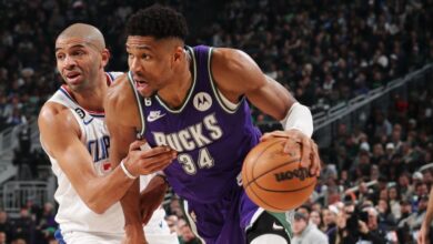 Giannis Antetokounmpo drops 54 as Bucks bounce back from 21