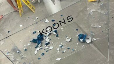 This artist hopes to buy Jeff Koons a broken balloon dog : NPR