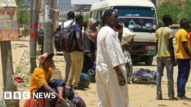 Sudan conflict: People flee capital Khartoum as fighting continues