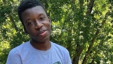 Chủ nhà Da trắng bị buộc tội bắn một thiếu niên Da đen bấm chuông cửa tự nộp mình và được tại ngoại