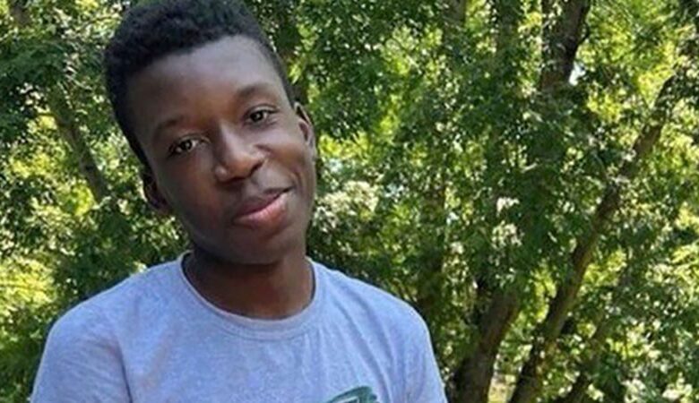 Chủ nhà Da trắng bị buộc tội bắn một thiếu niên Da đen bấm chuông cửa tự nộp mình và được tại ngoại