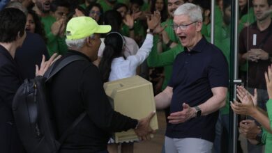 OH!  Apple CEO Tim Cook gives priceless reaction when he sees a Macintosh Classic