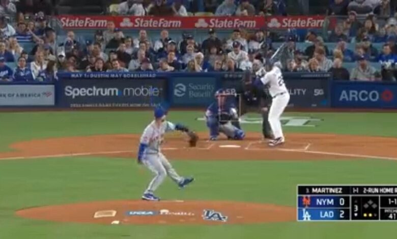J.D. Martinez gets his second home run of the night to give the Dodgers a 3-0 lead over the Mets