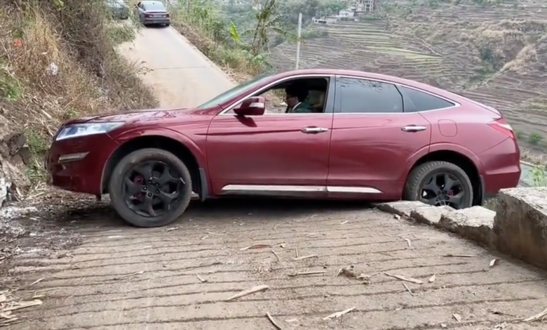 This crazy Honda Crosstour U-turn is just a stunt to catch the view