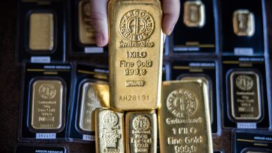 Gold falls but set for weekly gains on Fed rate pause hopes