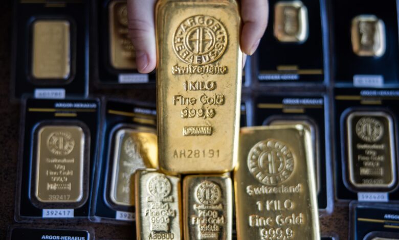 Gold falls but set for weekly gains on Fed rate pause hopes