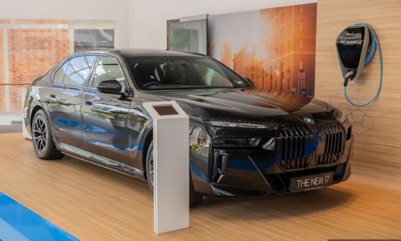 2023 BMW i7 xDrive60 M Sport in Malaysia - 625 km EV range, 544 PS, 31.3 inch theater screen;  from RM707k