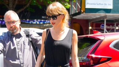 Taylor Swift wears a counter-trend dress with simple sandals