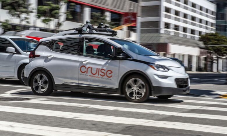 A Cruise Robotaxi Was Caught On Camera Malfunctioning In An Intersection
