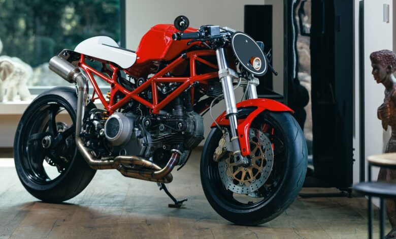 Red Angel: An extra lean Ducati Monster 620 from Prague