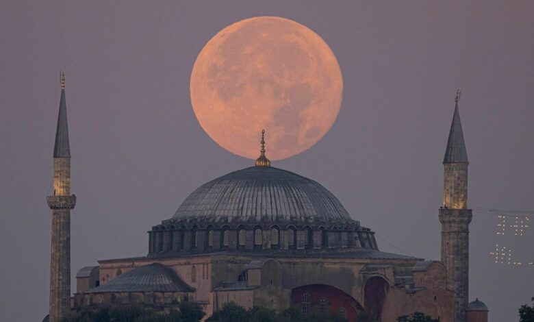 Look at these stellar images of last night's supermoon : NPR