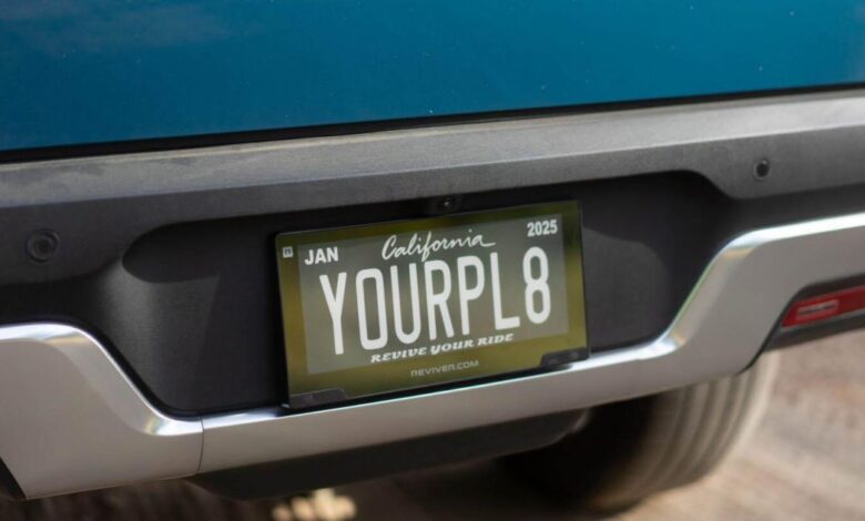 Ford's latest dealer accessory: digital number plates