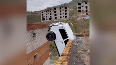 Stuntman in Lada Niva fails at multi-building leap