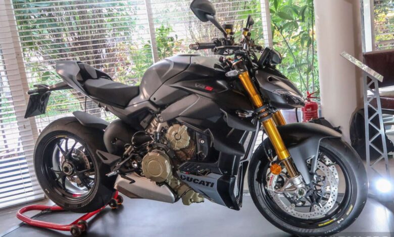 2024 Ducati Streetfighter V4 and V4S in Malaysia, priced at RM141,900 and RM165,900, respectively