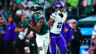 Eagles sluggish, Vikings fumble as Philly hangs on to win
