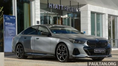 2024 BMW 5 Series G60 with M Performance Parts – live pics of carbon bodykit, 21′ cross-spoke wheels