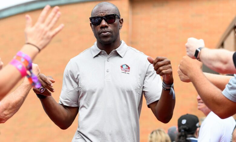 Former NFL Star Terrell Owens Hit By A Car After An Argument During A Basketball Game