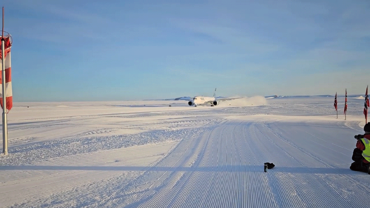 Largest Plane To Ever Fly To Antarctica Lands On Ice Field