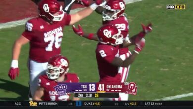 Tawee Walker rushes for a nine-yard touchdown to extend Oklahoma