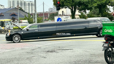 Chrysler 300C stretch limousine breaks down and partially blocks intersection at Jalan Klang Lama