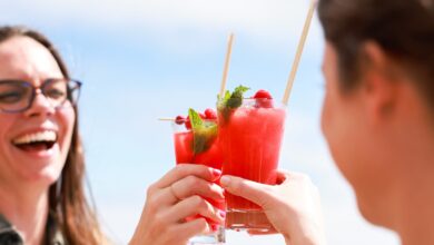 Norwegian Cruise Line_Facebook_People enjoying drinks_2