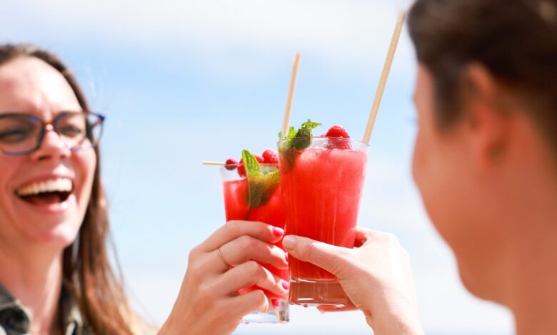 Norwegian Cruise Line_Facebook_People enjoying drinks_2