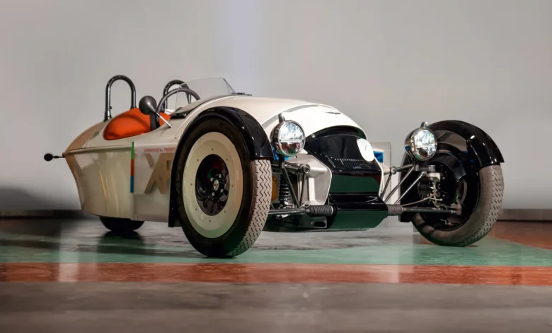 Morgan electric 3-wheel sports car chases Aptera, open-air style