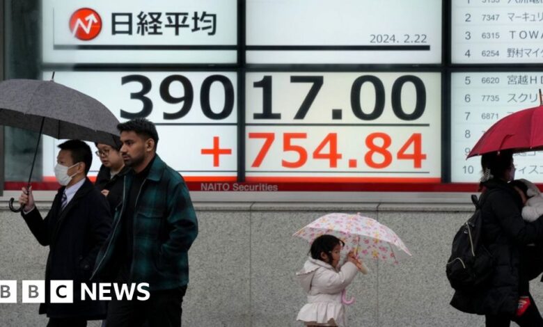 Japan's main stock index closes above 1989 record