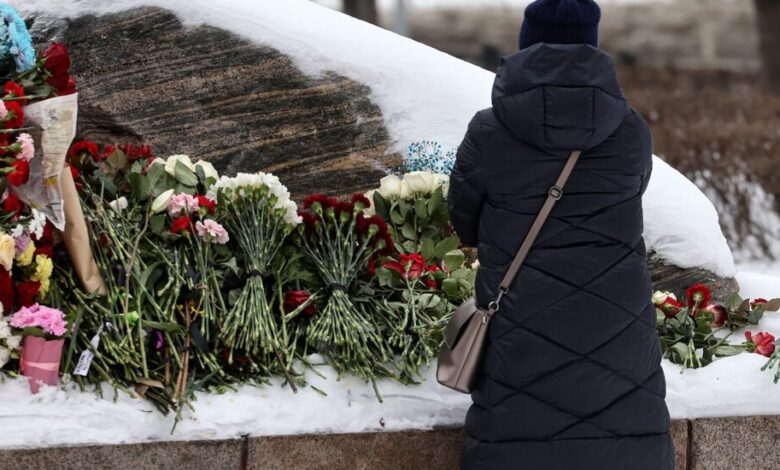 Hundreds of Navalny Mourners Detained Across Russia
