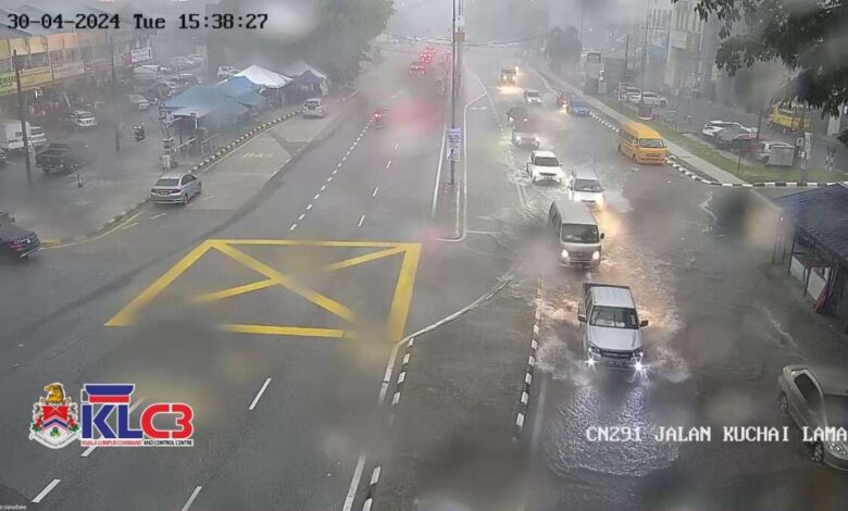 Flash floods reported in PJ, KL, Selayang and Gombak – stay safe on the roads, delay travel if possible