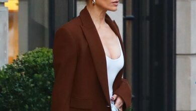 Jennifer Lopez wears the Espresso shoe trend